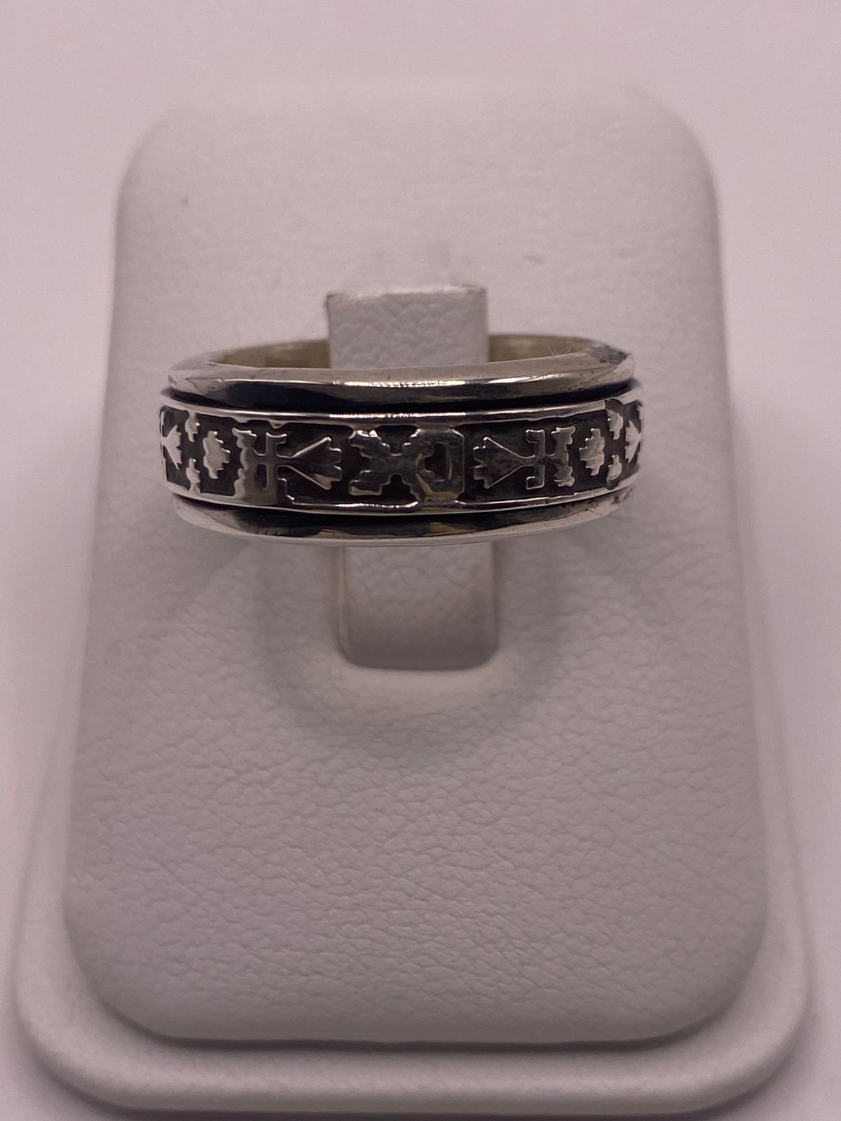 Anillo de Plata 925 con Motivos Simbólicos Grabados y Acabado Oxidado, vista frontal