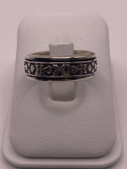 Anillo de Plata 925 con Motivos Simbólicos Grabados y Acabado Oxidado, vista frontal
