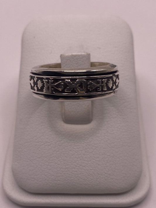 Anillo de Plata 925 con Motivos Simbólicos Grabados y Acabado Oxidado, vista frontal