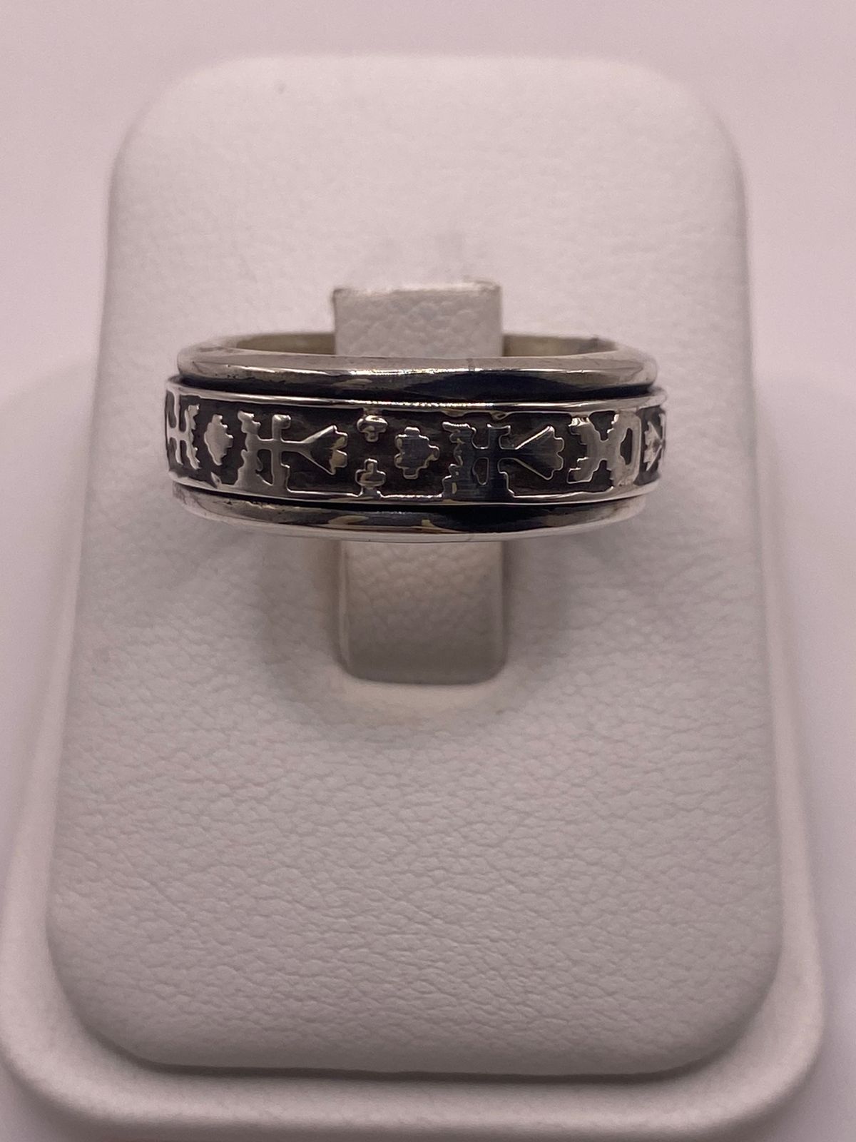 Anillo de Plata 925 con Motivos Simbólicos Grabados y Acabado Oxidado, sello de autenticidad Plata Ley .925