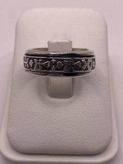 Anillo de Plata 925 con Motivos Simbólicos Grabados y Acabado Oxidado, sello de autenticidad Plata Ley .925