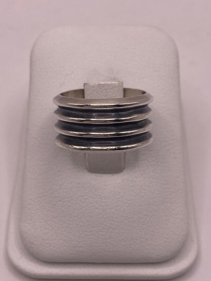 Anillo de Plata 925 con Múltiples Canales en Contraste Oscuro — vista lateral