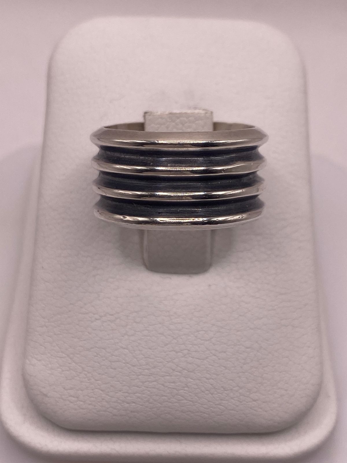 Anillo de Plata 925 con Múltiples Canales en Contraste Oscuro, vista frontal