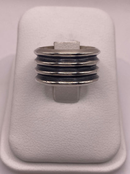 Anillo de Plata 925 con Múltiples Canales en Contraste Oscuro, vista frontal