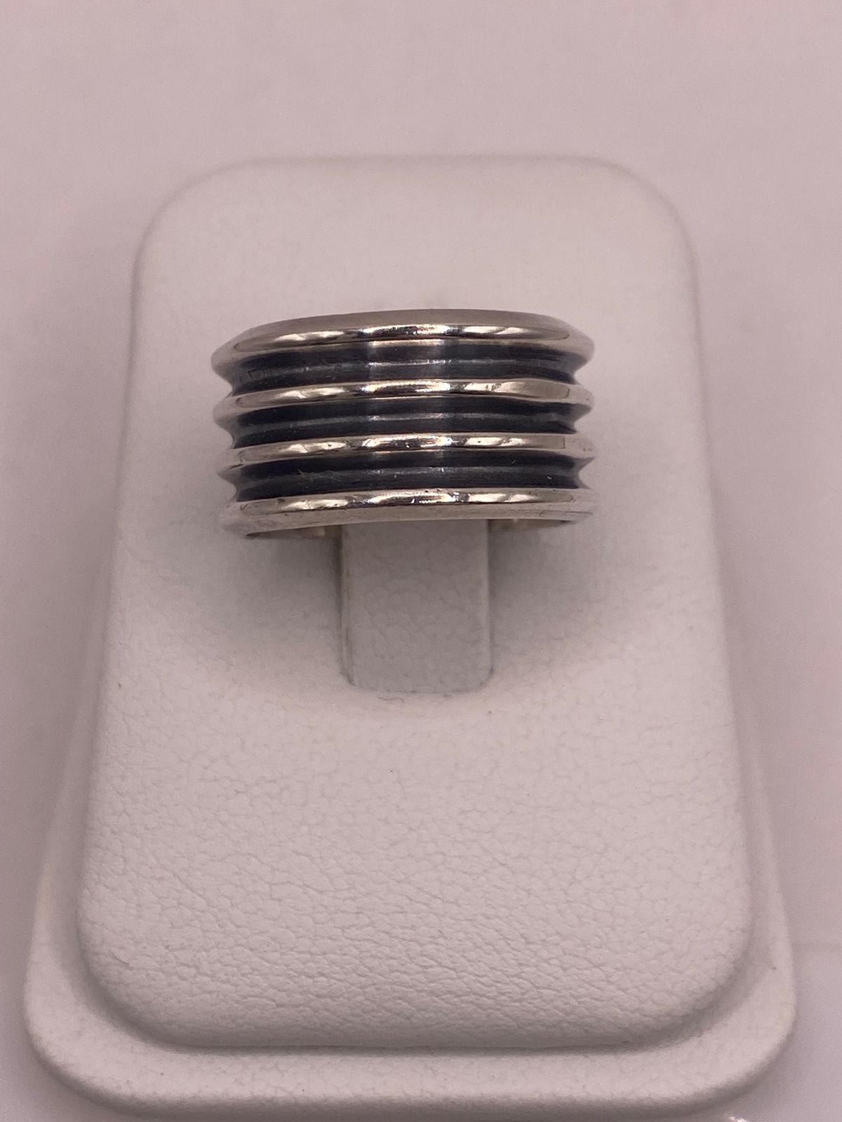 Anillo de Plata 925 con Múltiples Canales en Contraste Oscuro, vista lateral