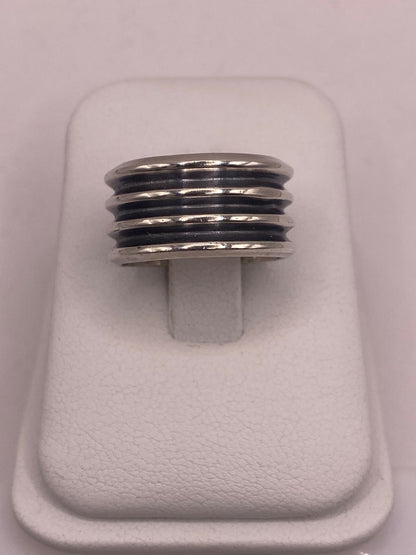 Anillo de Plata 925 con Múltiples Canales en Contraste Oscuro, vista lateral
