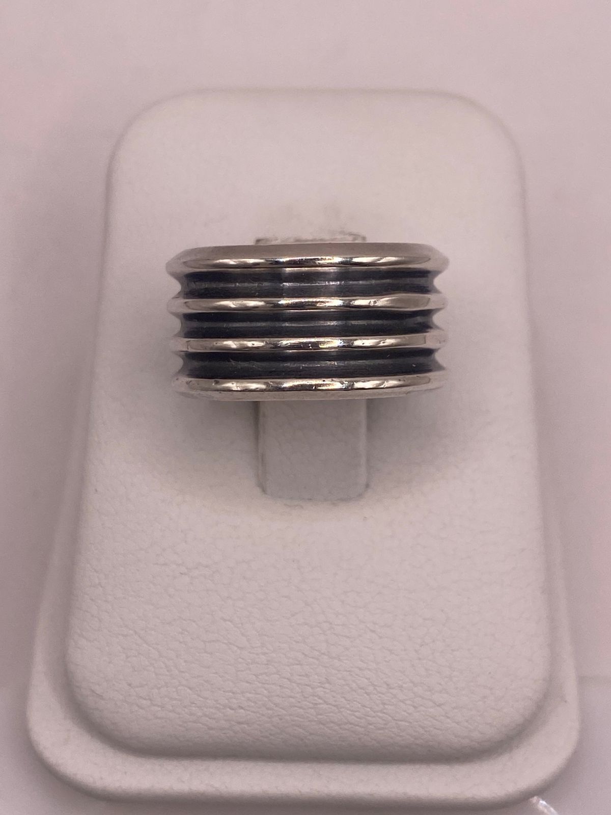 Anillo de Plata 925 con Múltiples Canales en Contraste Oscuro, sello de autenticidad Plata Ley .925