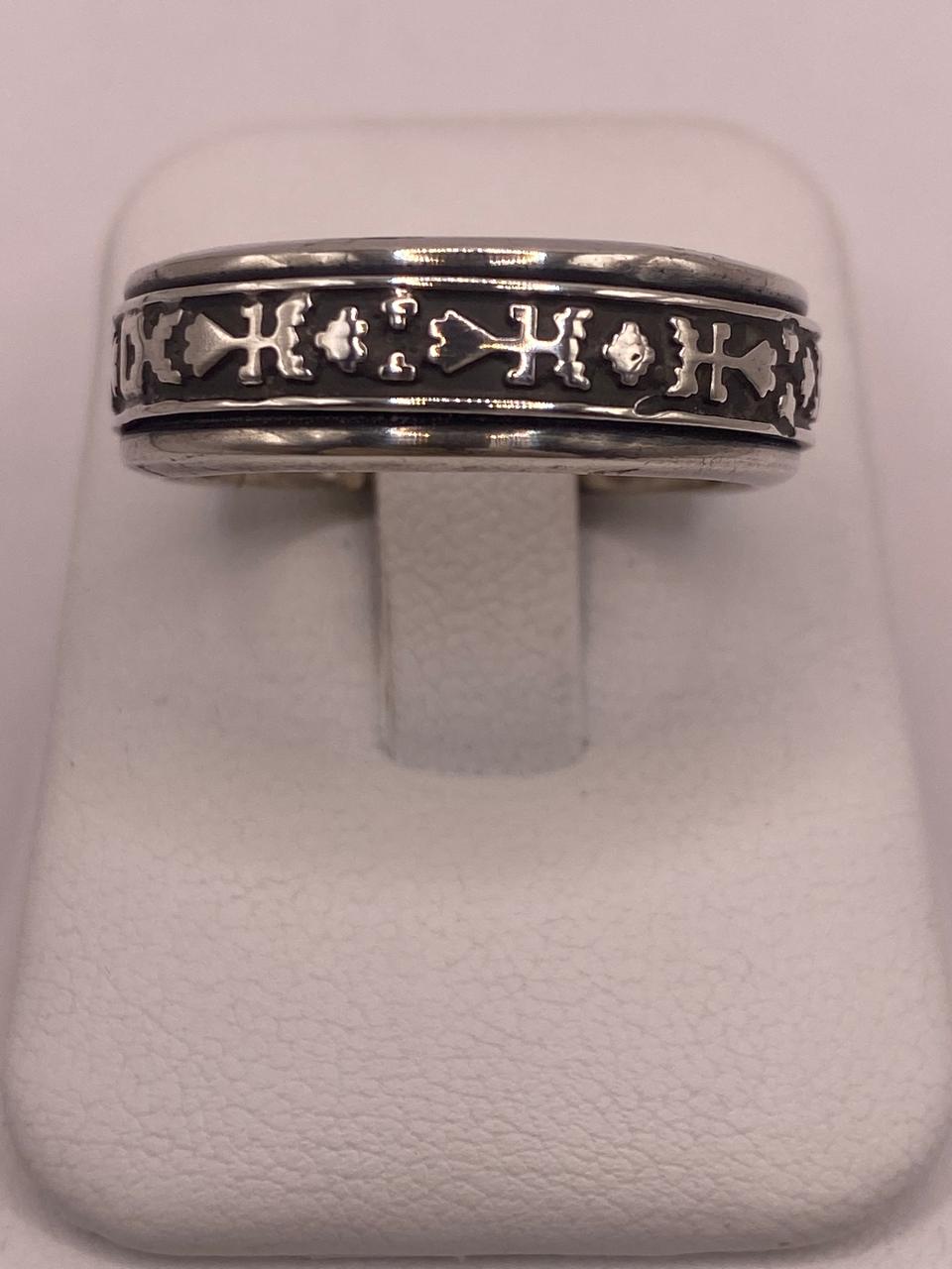 Anillo de Plata 925 con Símbolos Grabados y Acabado Oxidado, vista frontal