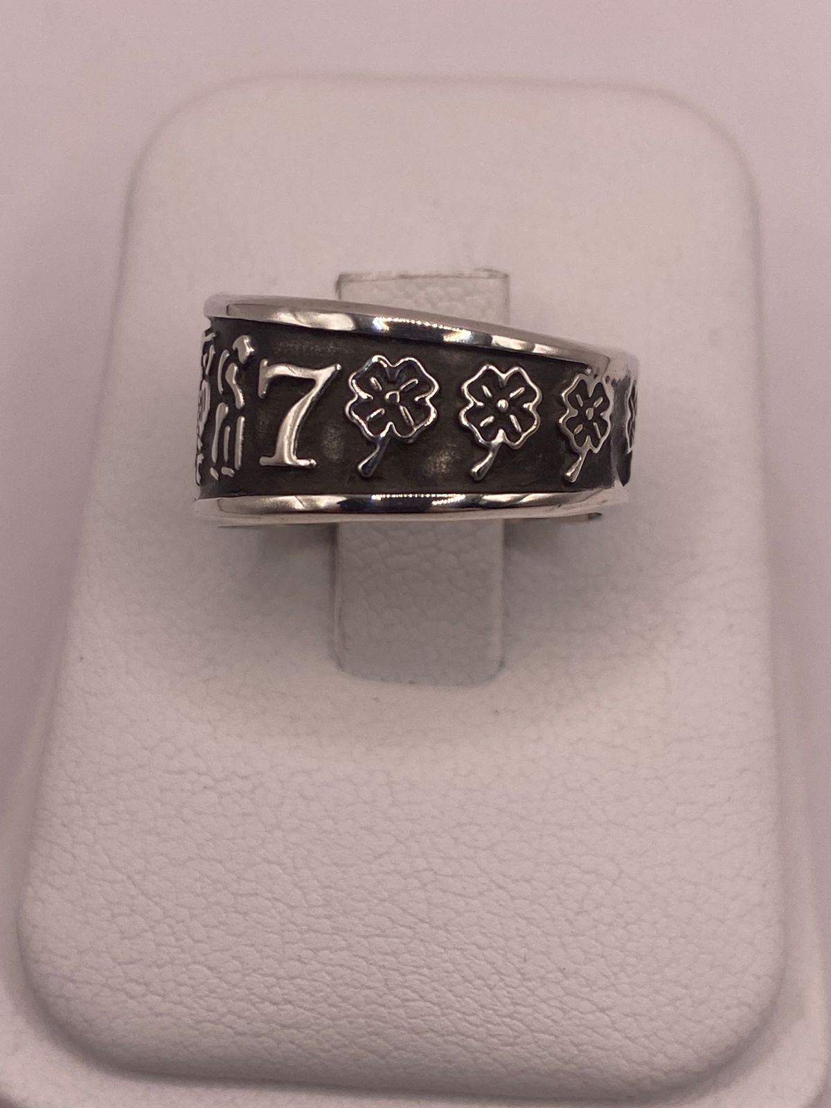 Anillo de Plata 925 con Símbolos Místicos y Diseño Artesanal, vista lateral