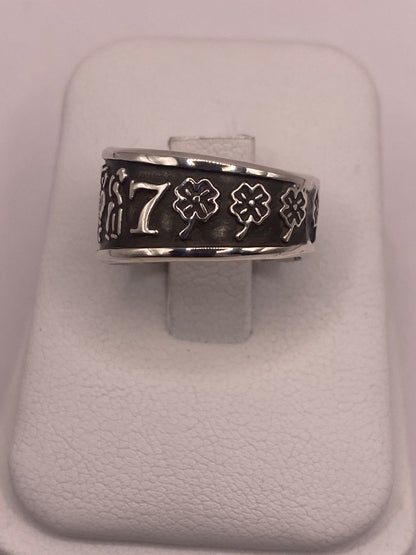Anillo de Plata 925 con Símbolos Místicos y Diseño Artesanal, vista lateral