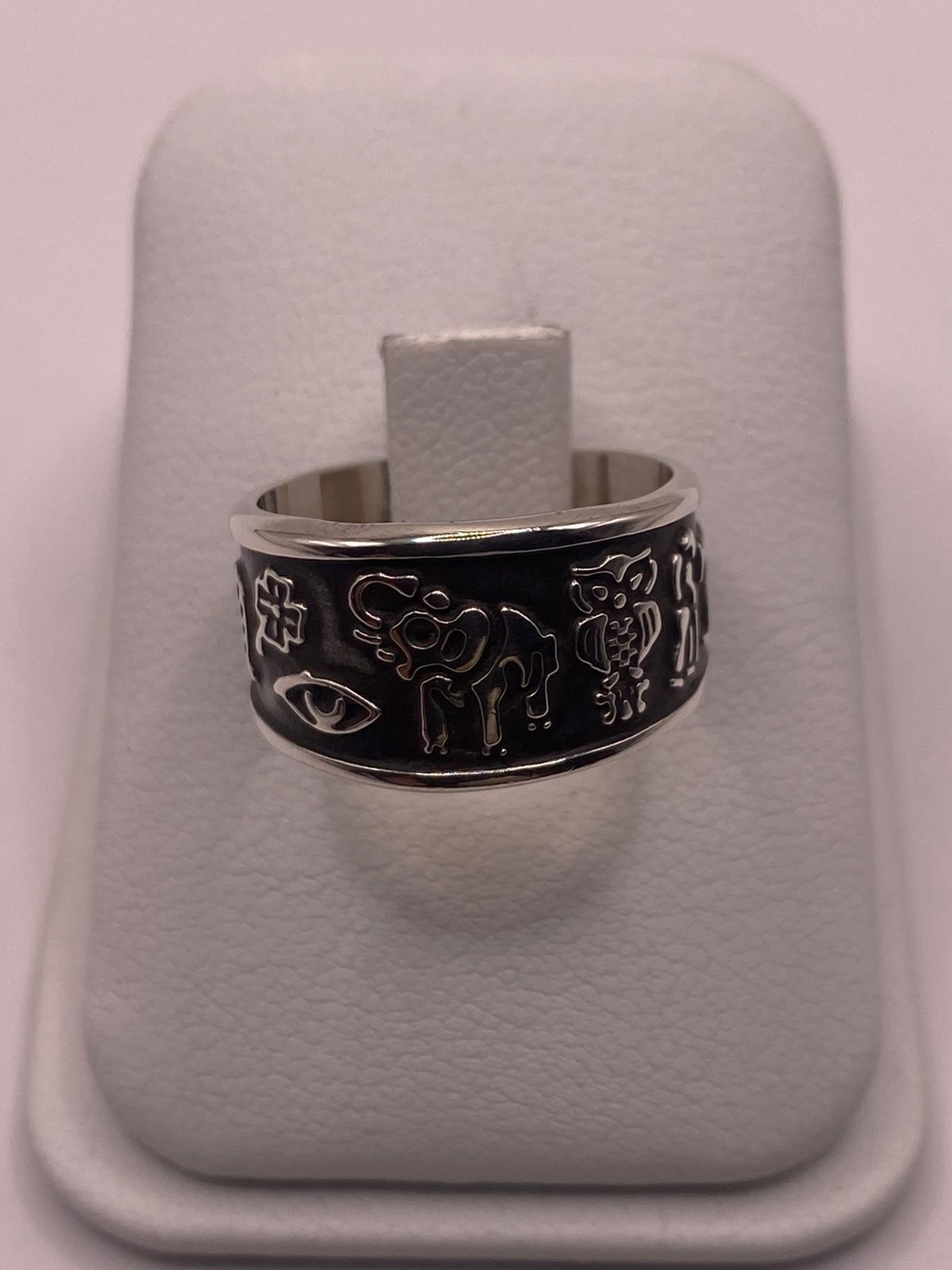 Anillo de Plata 925 con Símbolos Místicos y Diseño Artesanal, vista frontal