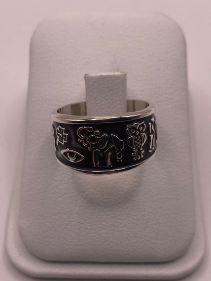 Anillo de Plata 925 con Símbolos Místicos y Diseño Artesanal, vista frontal