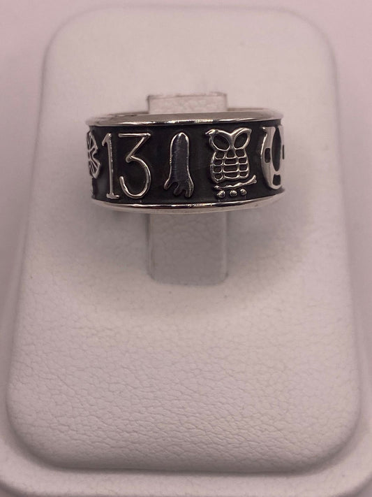 Anillo de Plata 925 con Símbolos Místicos y Diseño Artesanal — vista lateral