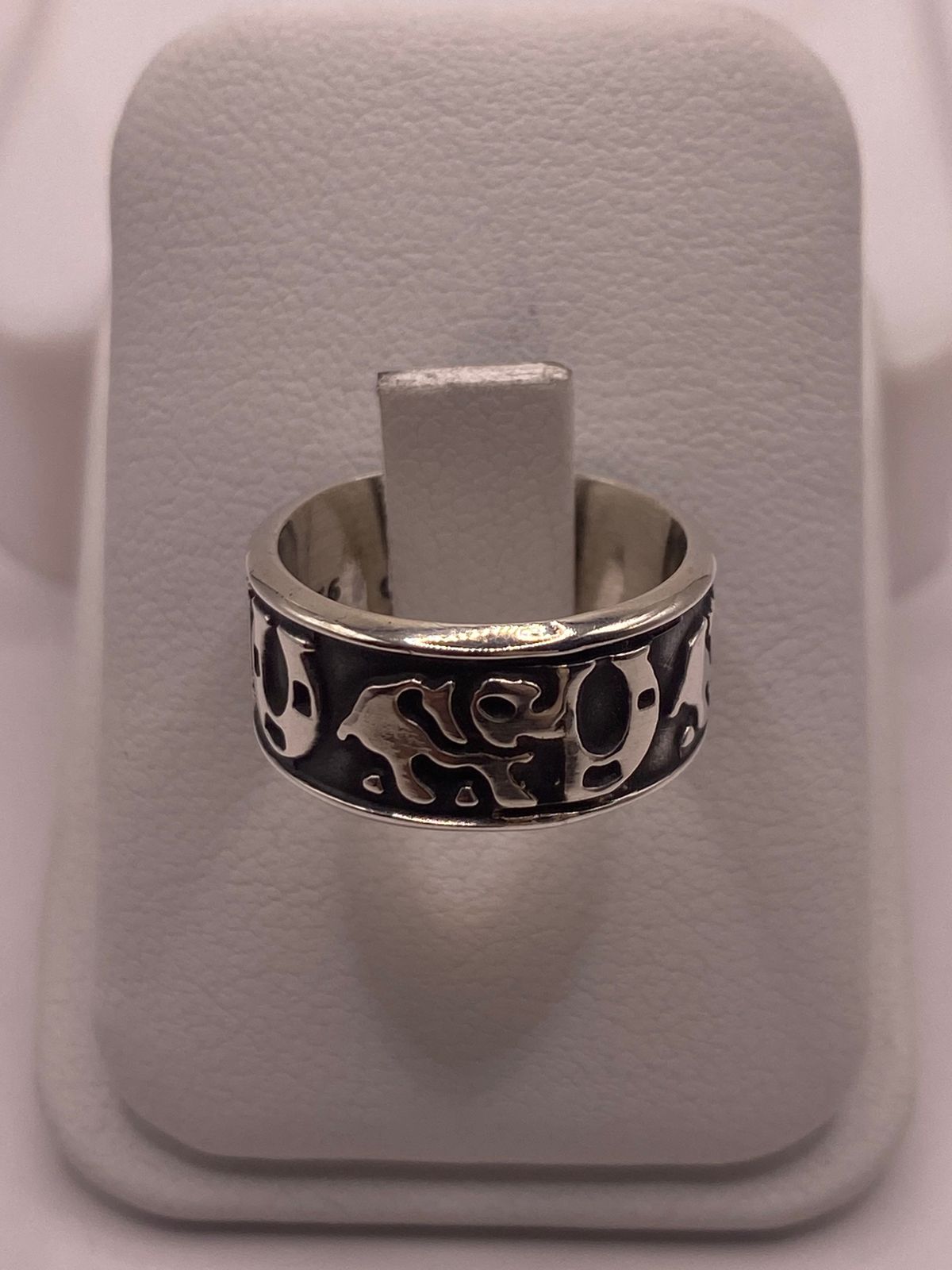 Anillo de Plata 925 con Símbolos Místicos y Diseño Artesanal, vista frontal