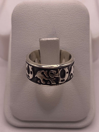 Anillo de Plata 925 con Símbolos Místicos y Diseño Artesanal, vista frontal