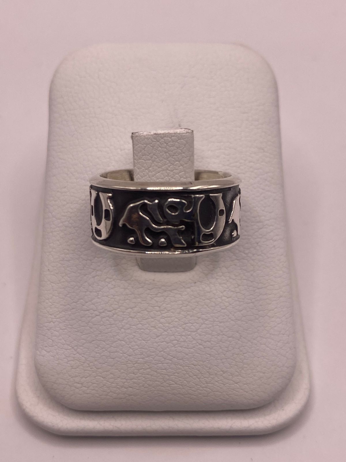 Anillo de Plata 925 con Símbolos Místicos y Diseño Artesanal, vista lateral