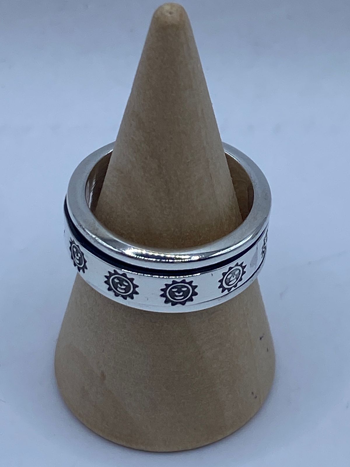 Anillo giratorio plata 925 con soles grabados oxidados, talla 6, hecho a mano en Taxco México