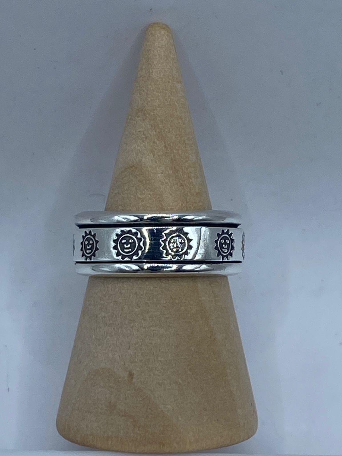 Banda spinner plata 925 con soles de rostro humano en relieve y bordes pulidos, artesanal Arte Taxco