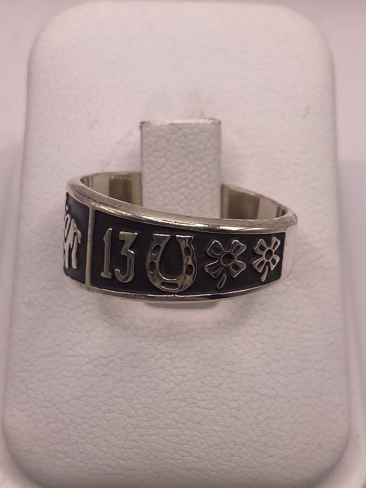 Anillo de Plata 925 con Símbolos de la Suerte – Trébol, Herradura y Número 13, vista frontal