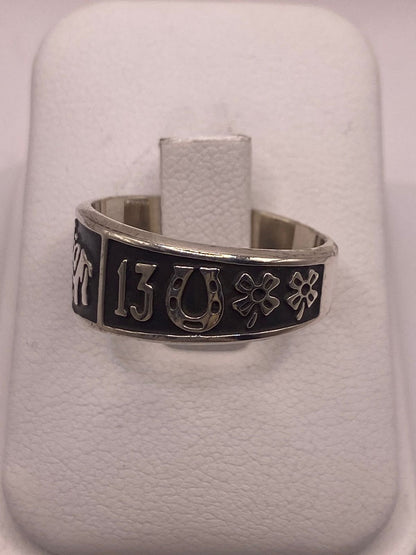 Anillo de Plata 925 con Símbolos de la Suerte – Trébol, Herradura y Número 13, vista frontal