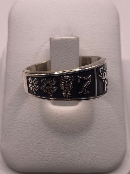 Anillo de Plata 925 con Símbolos de la Suerte – Trébol, Herradura y Número 13, vista lateral