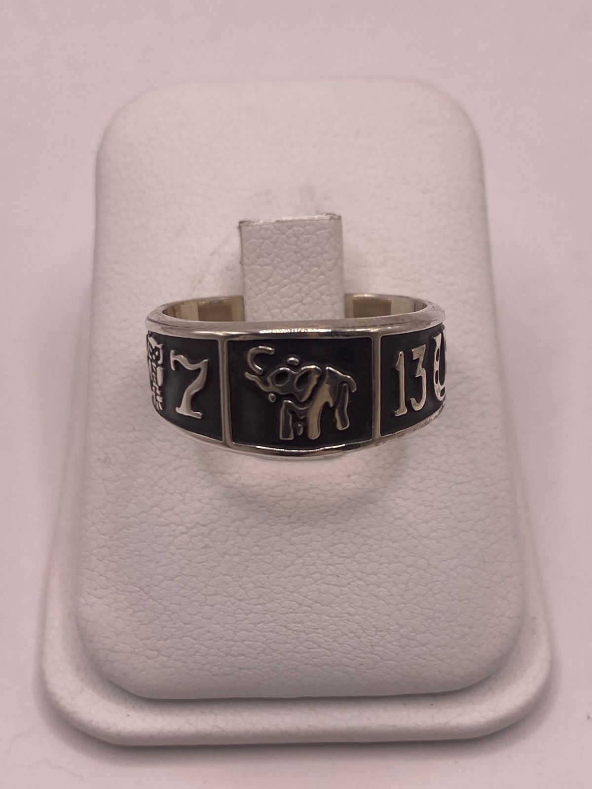 Anillo de Plata 925 con Símbolos de la Suerte – Trébol, Herradura y Número 13 — vista lateral
