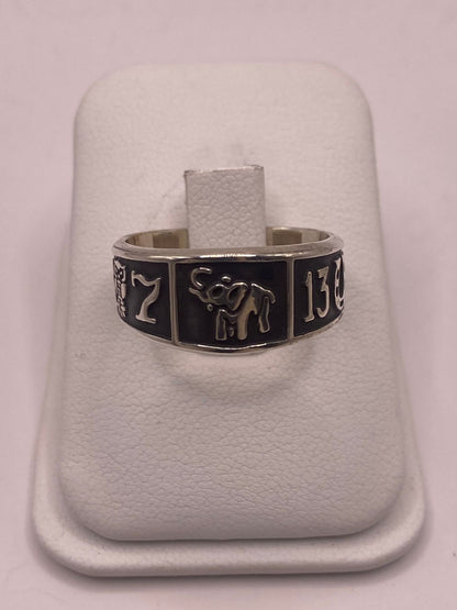 Anillo de Plata 925 con Símbolos de la Suerte – Trébol, Herradura y Número 13 — vista lateral