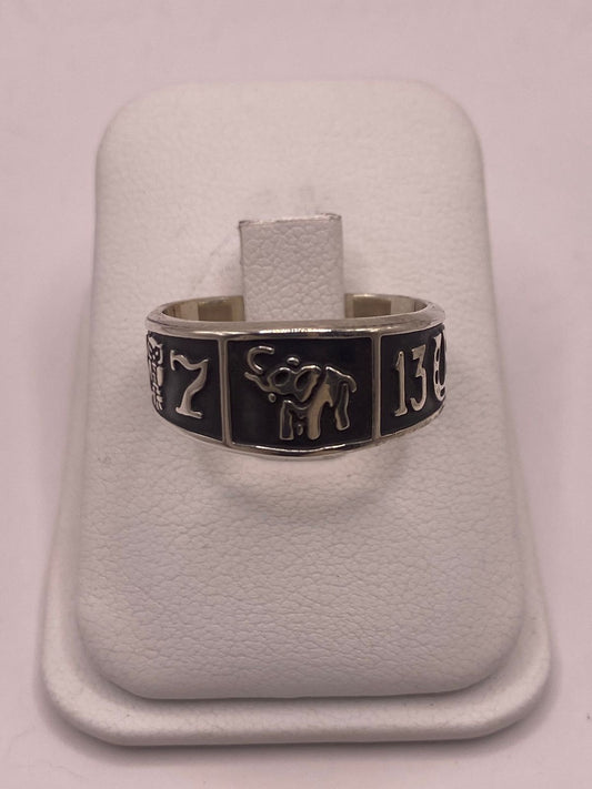 Anillo de Plata 925 con Símbolos de la Suerte – Trébol, Herradura y Número 13 — vista lateral