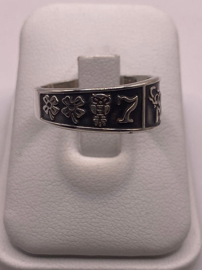 Anillo de Plata 925 con Símbolos de la Suerte – Trébol, Herradura y Número 13, vista frontal
