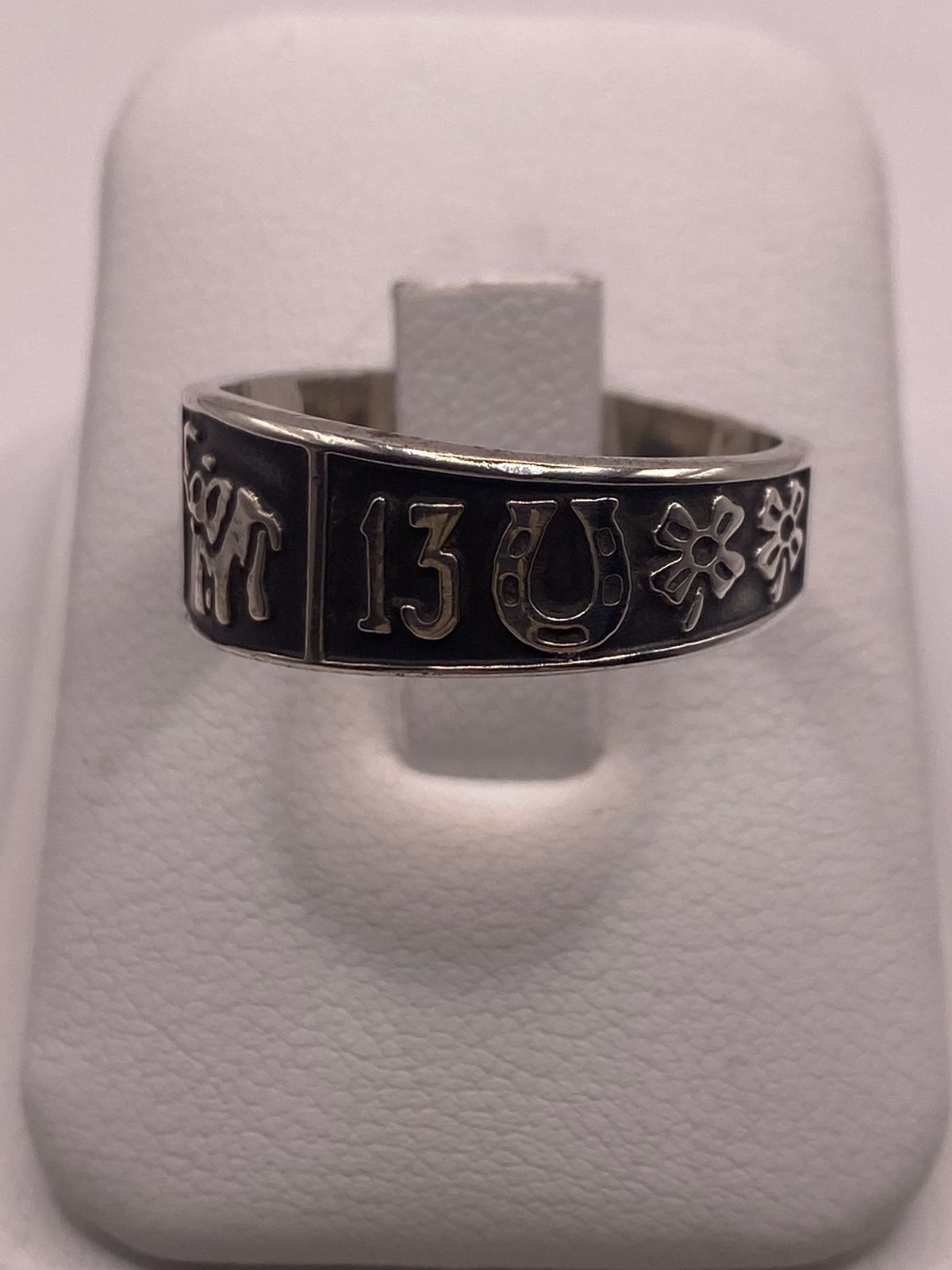 Anillo de Plata 925 con Símbolos de la Suerte – Trébol, Herradura y Número 13, vista lateral