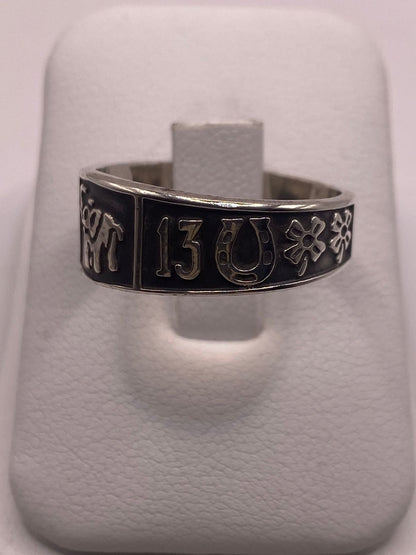Anillo de Plata 925 con Símbolos de la Suerte – Trébol, Herradura y Número 13, vista lateral