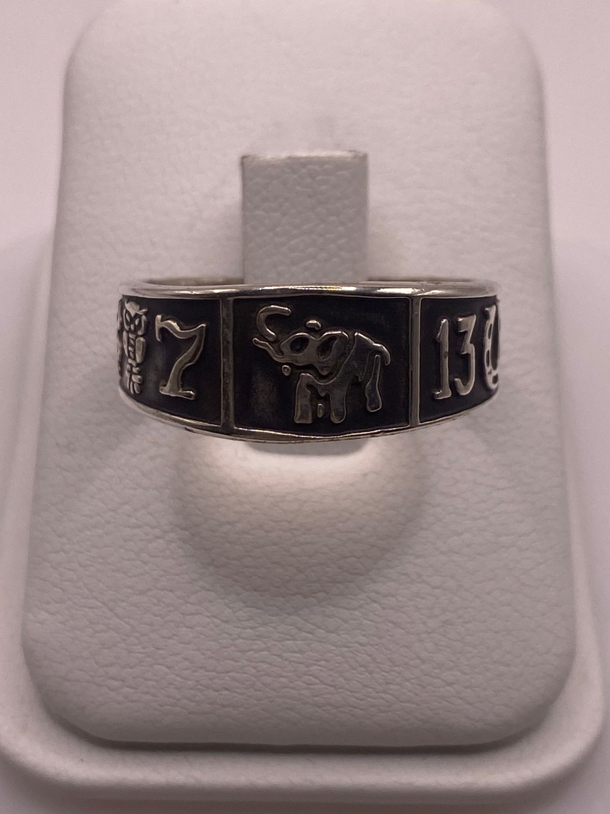 Anillo de Plata 925 con Símbolos de la Suerte – Trébol, Herradura y Número 13 — vista lateral