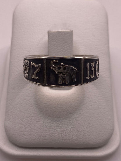 Anillo de Plata 925 con Símbolos de la Suerte – Trébol, Herradura y Número 13 — vista lateral