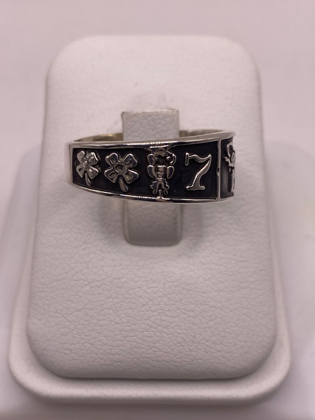 Anillo de Plata 925 con Símbolos de la Suerte y Acabado Oscuro, vista frontal