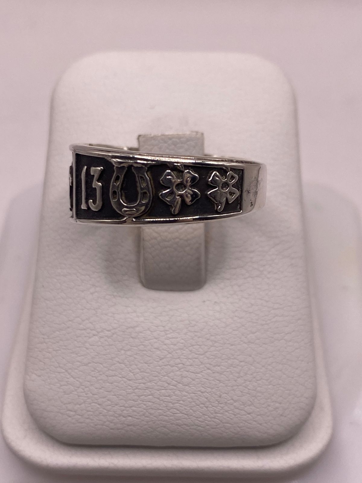 Anillo de Plata 925 con Símbolos de la Suerte y Acabado Oscuro, vista lateral