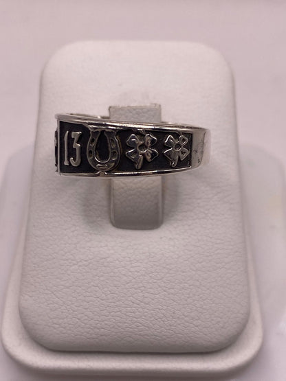 Anillo de Plata 925 con Símbolos de la Suerte y Acabado Oscuro, vista lateral