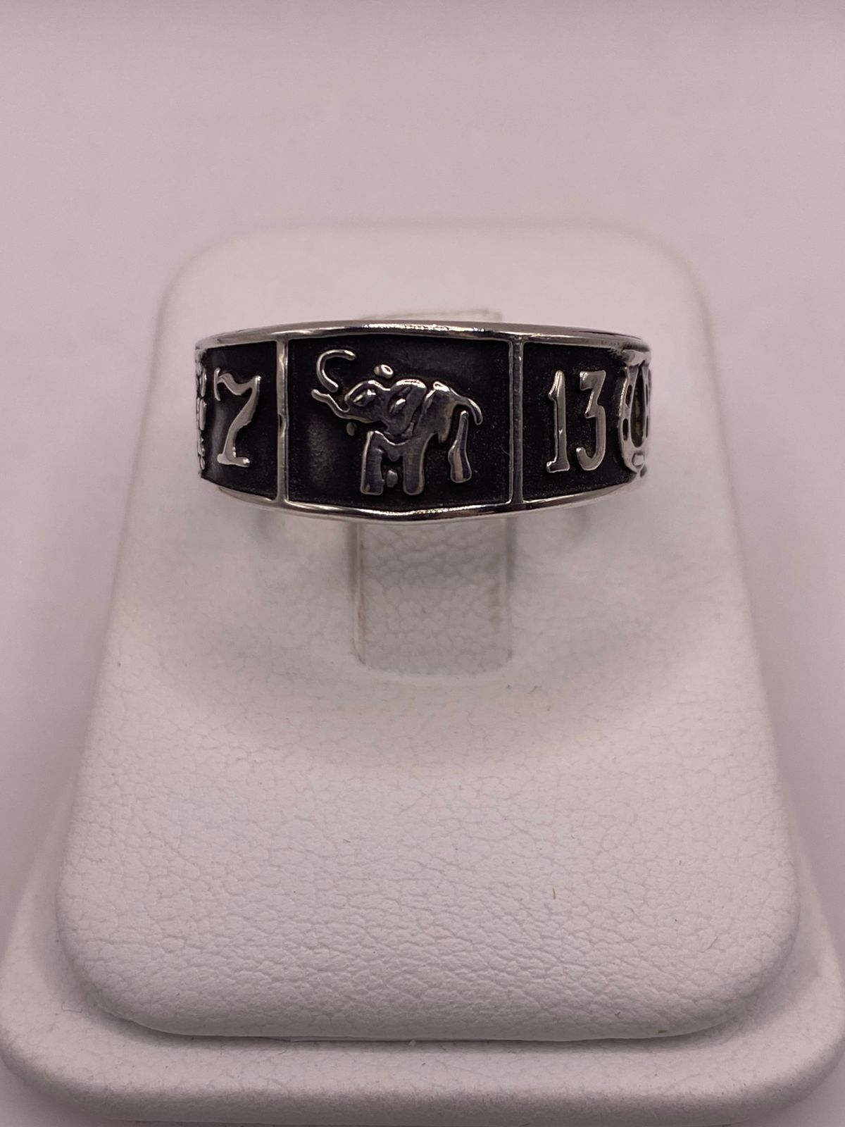 Anillo de Plata 925 con Símbolos de la Suerte y Acabado Oscuro, sello de autenticidad Plata Ley .925