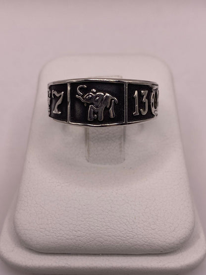Anillo de Plata 925 con Símbolos de la Suerte y Acabado Oscuro, sello de autenticidad Plata Ley .925