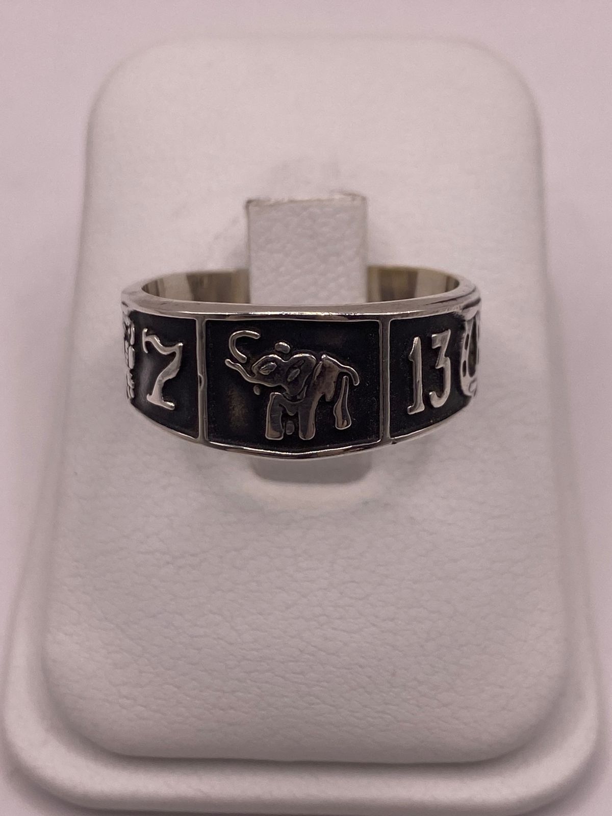 Anillo de Plata 925 con Símbolos de la Suerte y Acabado Oscuro — vista lateral