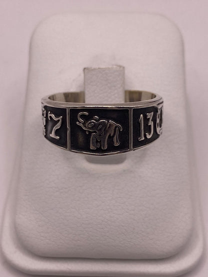 Anillo de Plata 925 con Símbolos de la Suerte y Acabado Oscuro — vista lateral