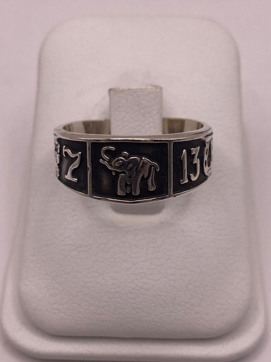 Anillo de Plata 925 con Símbolos de la Suerte y Acabado Oscuro — vista lateral