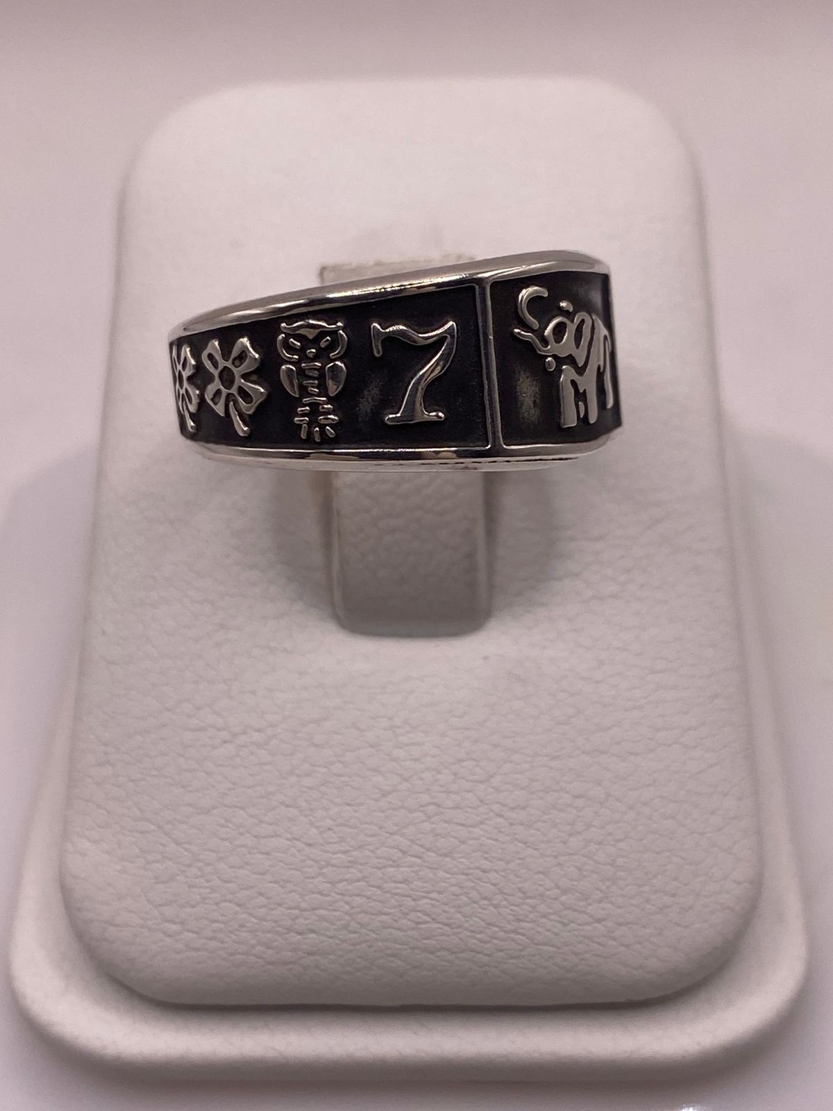 Anillo de Plata 925 con Símbolos de la Suerte y Acabado Oscuro, vista frontal