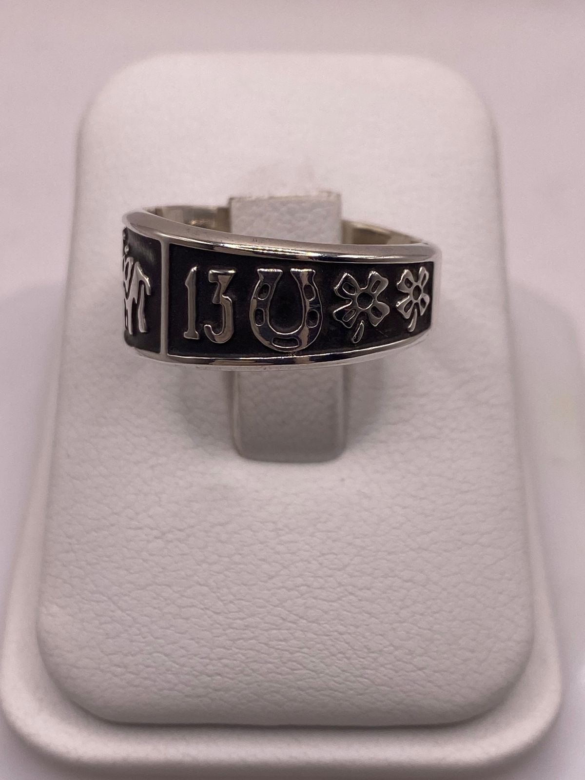 Anillo de Plata 925 con Símbolos de la Suerte y Acabado Oscuro, vista lateral