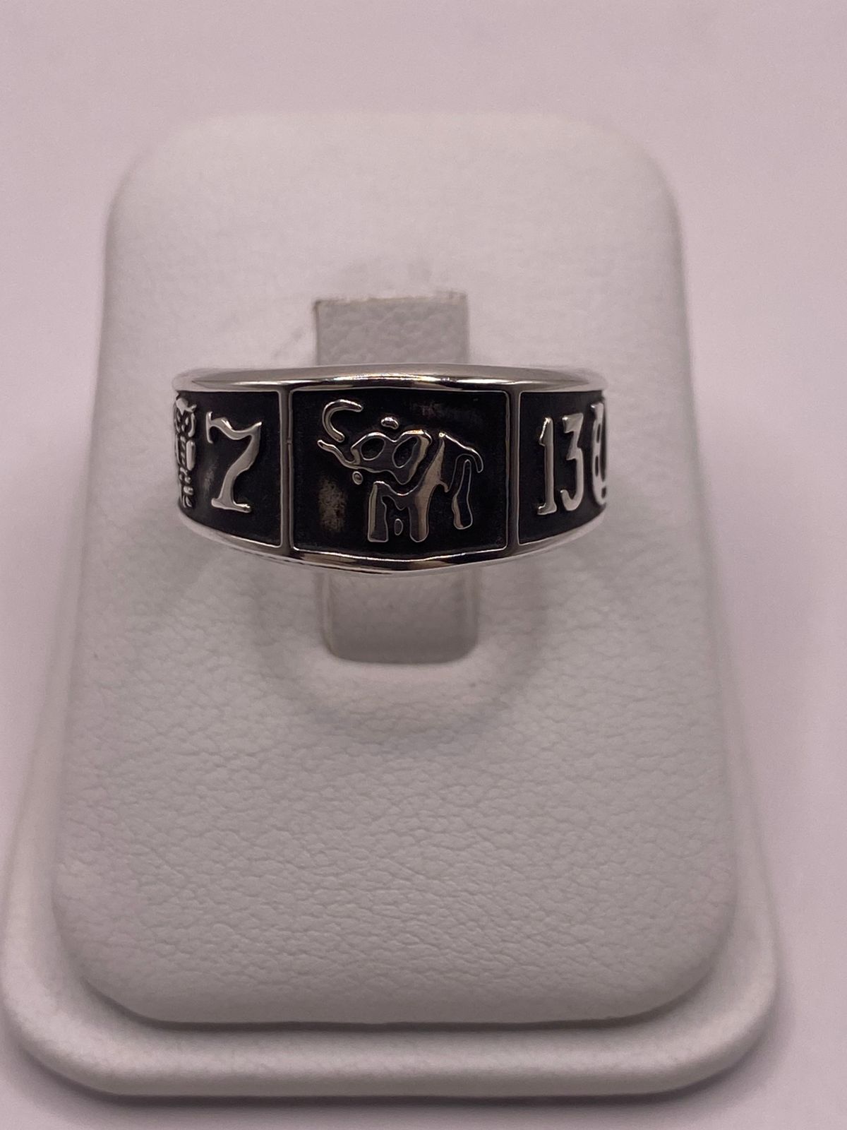 Anillo de Plata 925 con Símbolos de la Suerte y Acabado Oscuro, sello de autenticidad Plata Ley .925