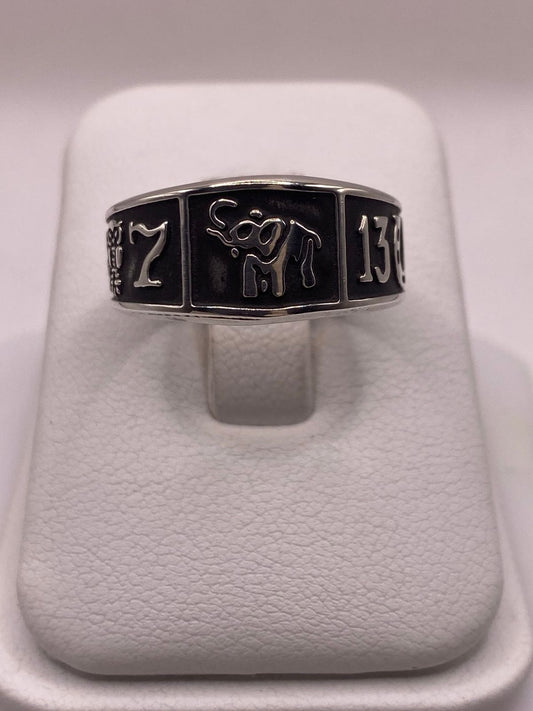 Anillo de Plata 925 con Símbolos de la Suerte y Acabado Oscuro — vista lateral