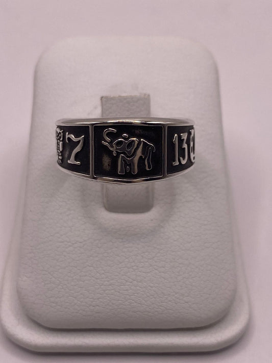 Anillo de Plata 925 con Símbolos de la Suerte y Acabado Oscuro — ángulo diagonal
