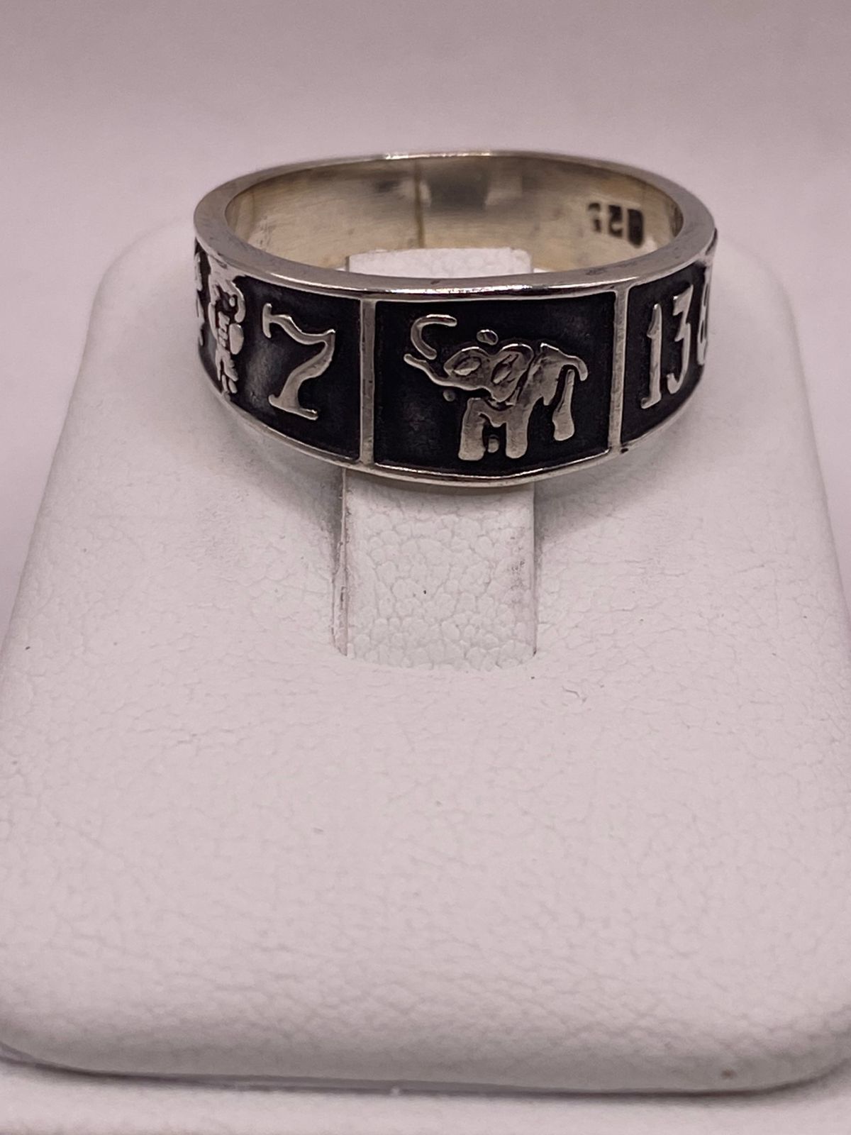 Anillo de Plata 925 con Símbolos de la Suerte y Acabado Oscuro, sello de autenticidad Plata Ley .925