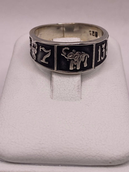 Anillo de Plata 925 con Símbolos de la Suerte y Acabado Oscuro, sello de autenticidad Plata Ley .925