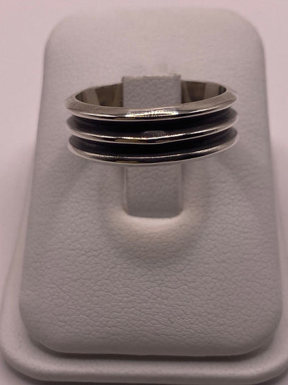 Anillo de Plata 925 con Triple Banda en Contraste Oscuro, sello de autenticidad Plata Ley .925