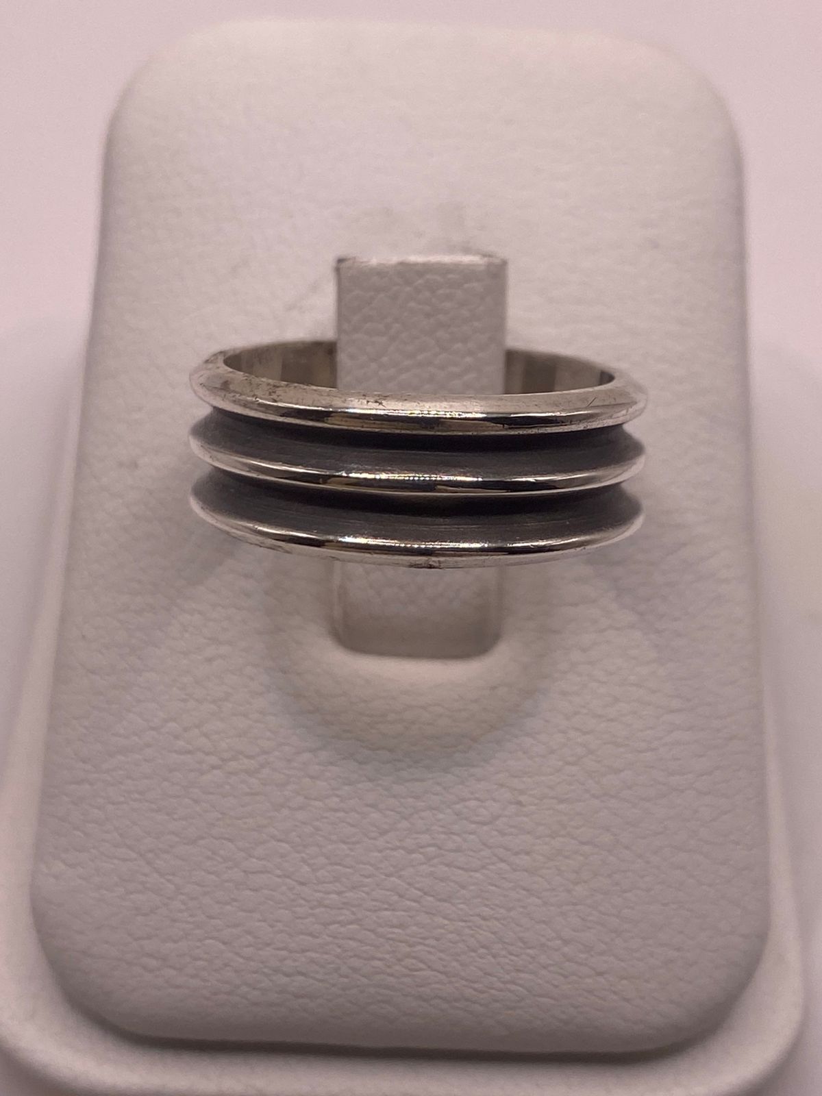Anillo de Plata 925 con Triple Canal y Banda Central Oscura, vista frontal